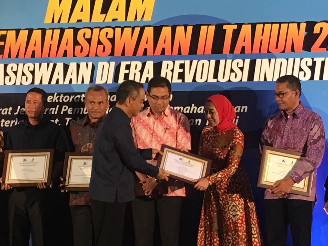 Universitas Bung Hatta Terima Penghargaan Anugerah Kemahasiswaan Kemenristekdikti 2018 