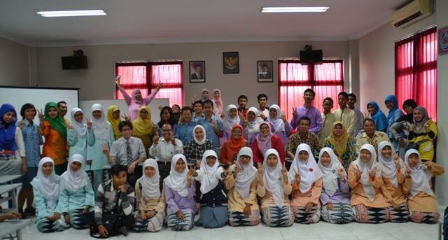 dosen_sastra_jepang_universitas_bung_hatta_latih_pelajar_sma-smk_berpidato