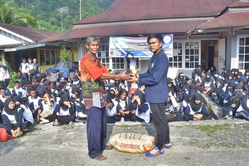 450_mahasiswa_fakutas_ekonomi_universitas_bung_hatta_bantu_masyarakat_koto_tangah