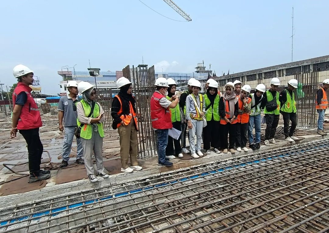 Mahasiswa Teknik Arsitektur Universitas Bung Hatta, Kunjungan Lapangan Ke Proyek Pembangunan Fase VII Pasar Raya Padang
