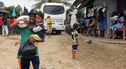 fe-ubh_salurkan_bantuan_kepada_korban_banjir_bandang_kota_padang_