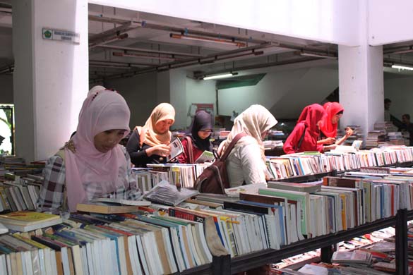 Bazar Buku Murah di Perpustakaan UBH