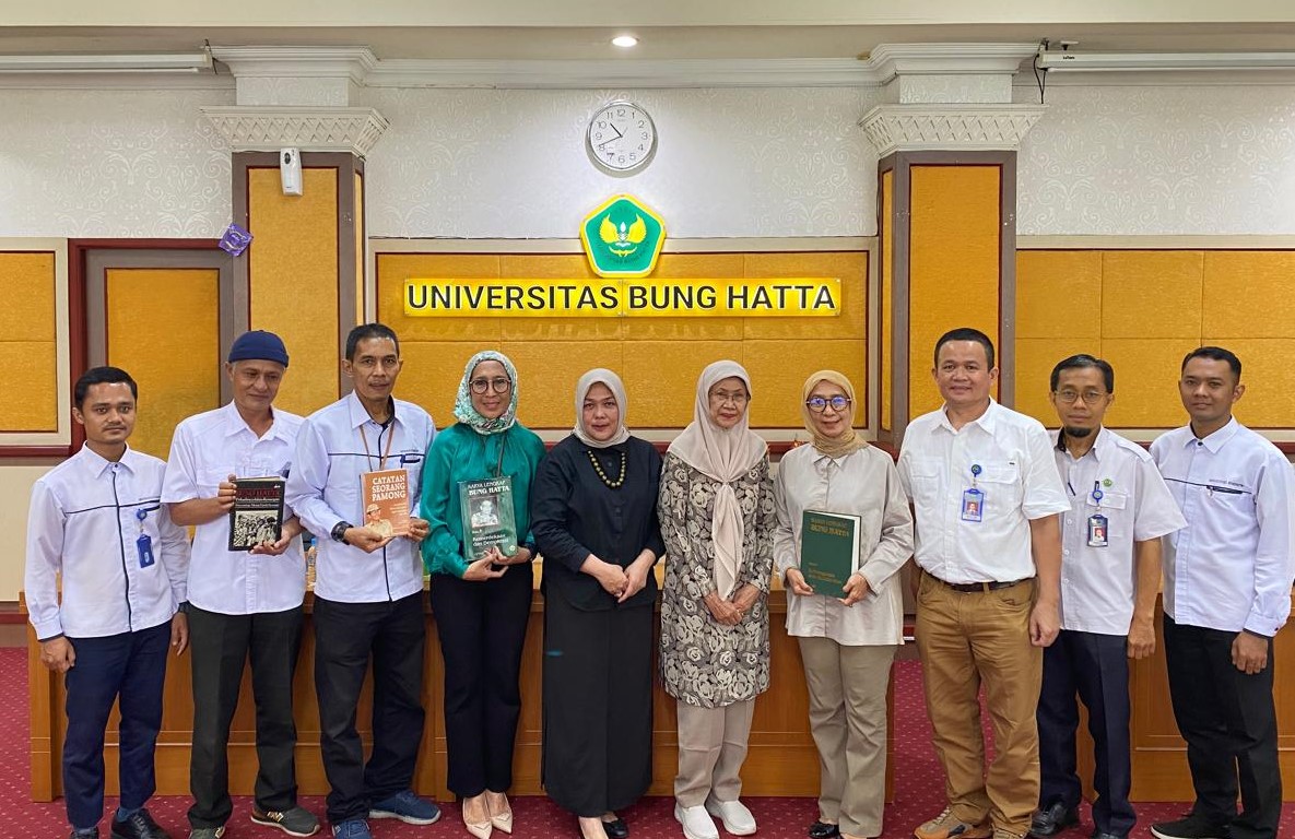 Keluarga Drs. Adrin Kahar, Ph.D, Pendiri Yayasan Pendidikan Bung Hatta, Serahkan Buku Untuk Perpustakaan Universitas Bung Hatta