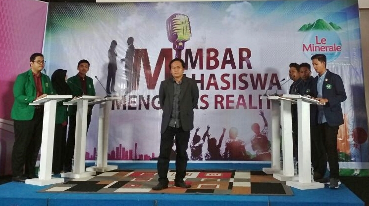 tim_debat_fakultas_hukum_universitas_bung_hatta_tampil_di_acara_mimbar_mahasiswa_padang_tv