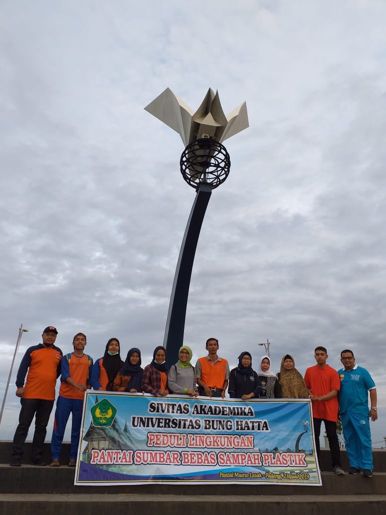 PKM Mandiri UBH ; Bebaskan Pantai Padang dari Sampah Plastik