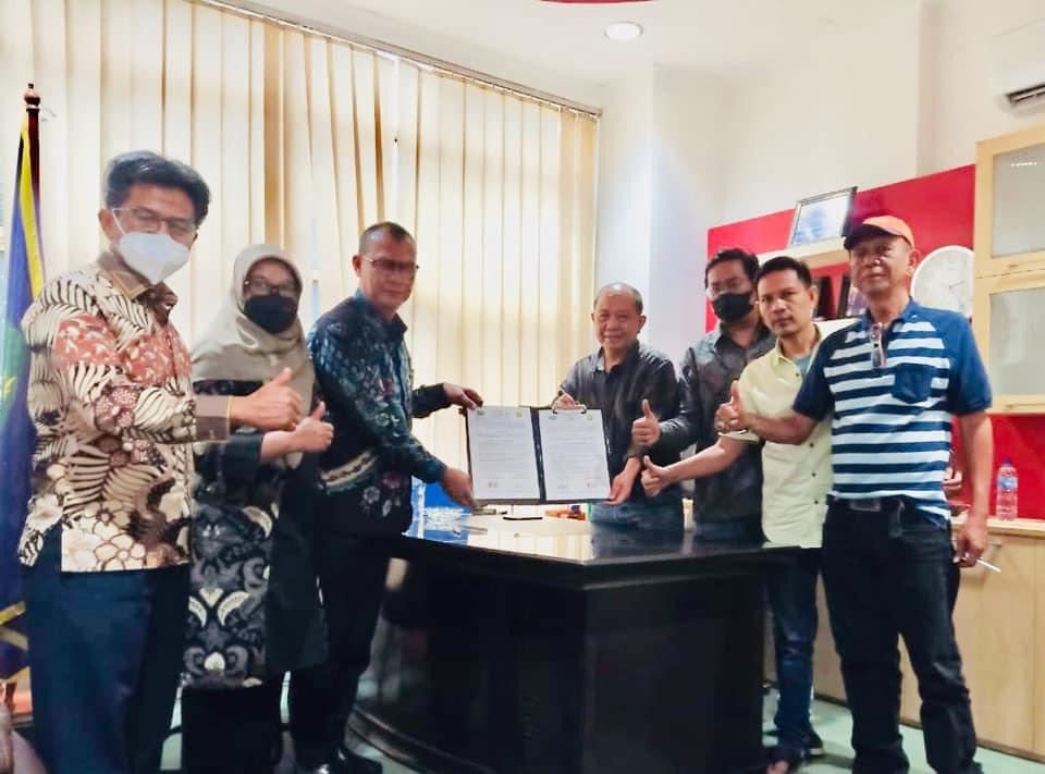 Penandatangan MoU antara Universitas Bung Hatta dengan PT Urawa Rekayasa Mandiri