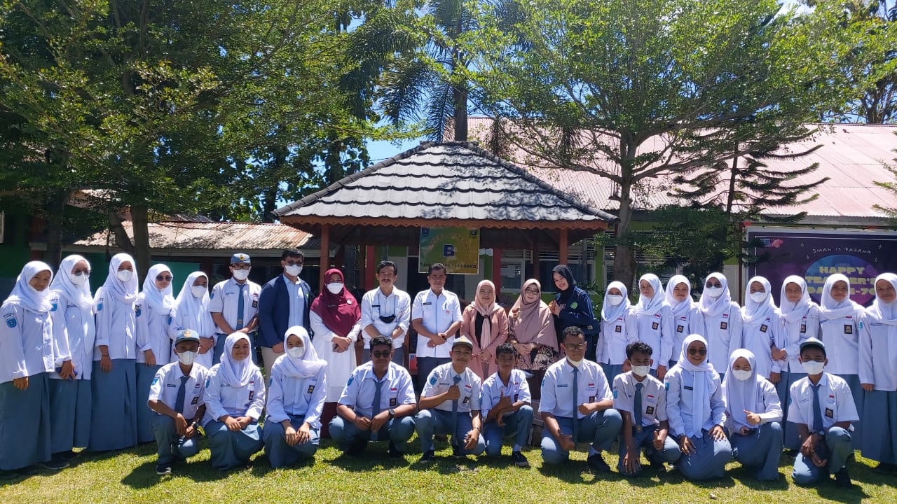 Pengabdian Kepada Masyarakat: Prodi Sastra Inggris Universitas Bung Hatta Lakukan Sosialisasi di SMA 13 Padang