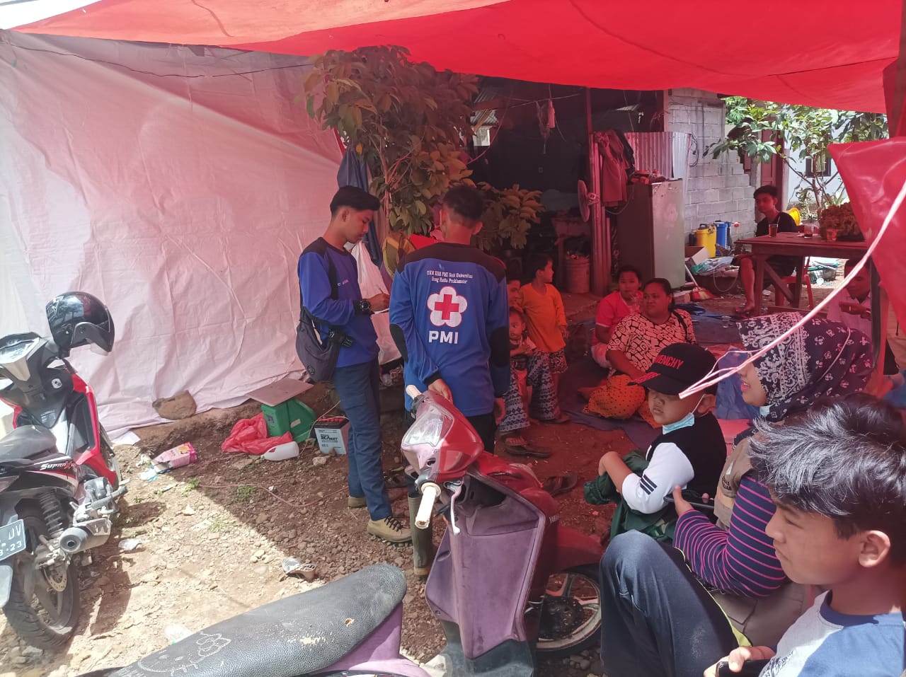 UKM KSR PMI Unit Universitas Bung Hatta Proklamator Turunkan 9 Anggota dalam Tanggap Bencana Gempa Pasaman Barat dan Pasaman