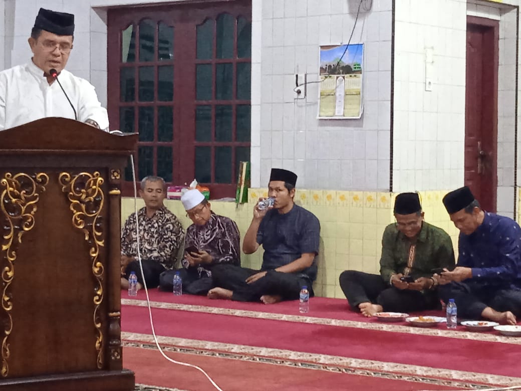 Rektor Universitas Bung Hatta, Tim Safari Ramadhan Provinsi Sumbar mengunjungi Masjid Raya Pauh Pariaman