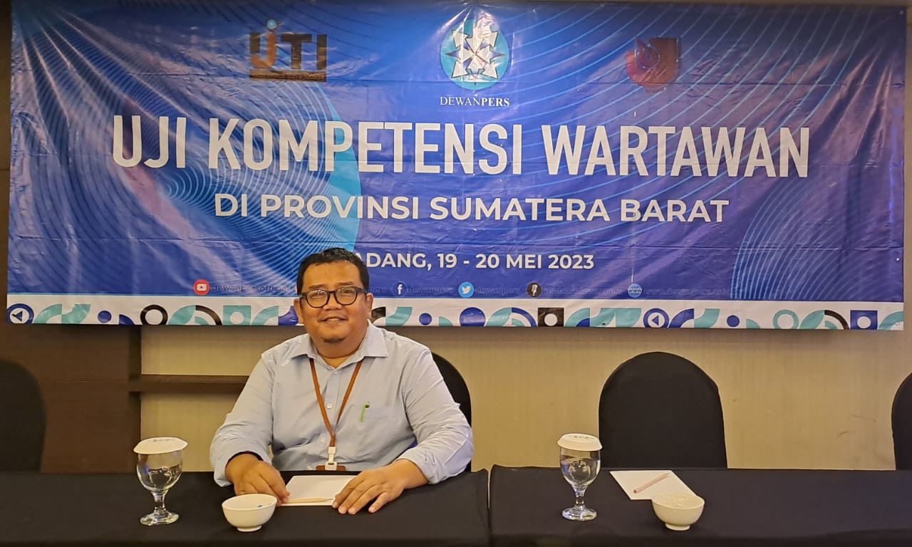 Dr. Harfiandri Damanhuri, Dosen FPIK Universitas Bung Hatta jadi Narasumber pada Uji Kompetensi Jurnalis - AJI Padang