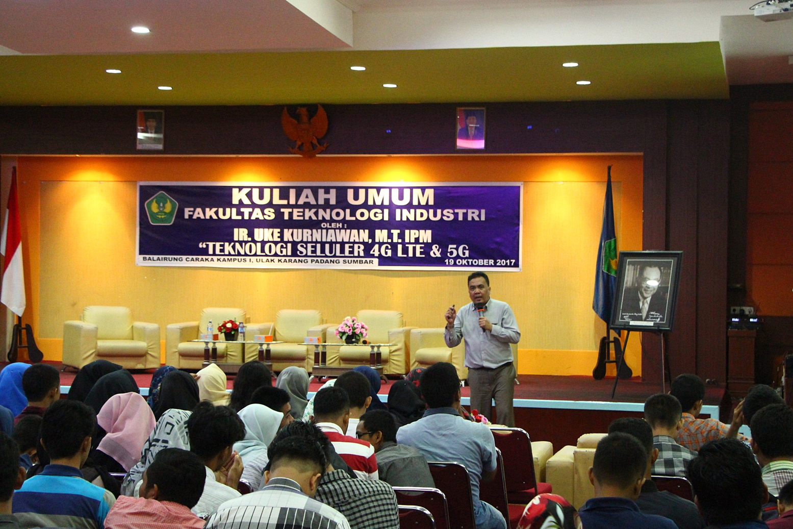 fti_universitas_bung_hatta_selenggarakan_kuliah_umum_teknologi_seluler_