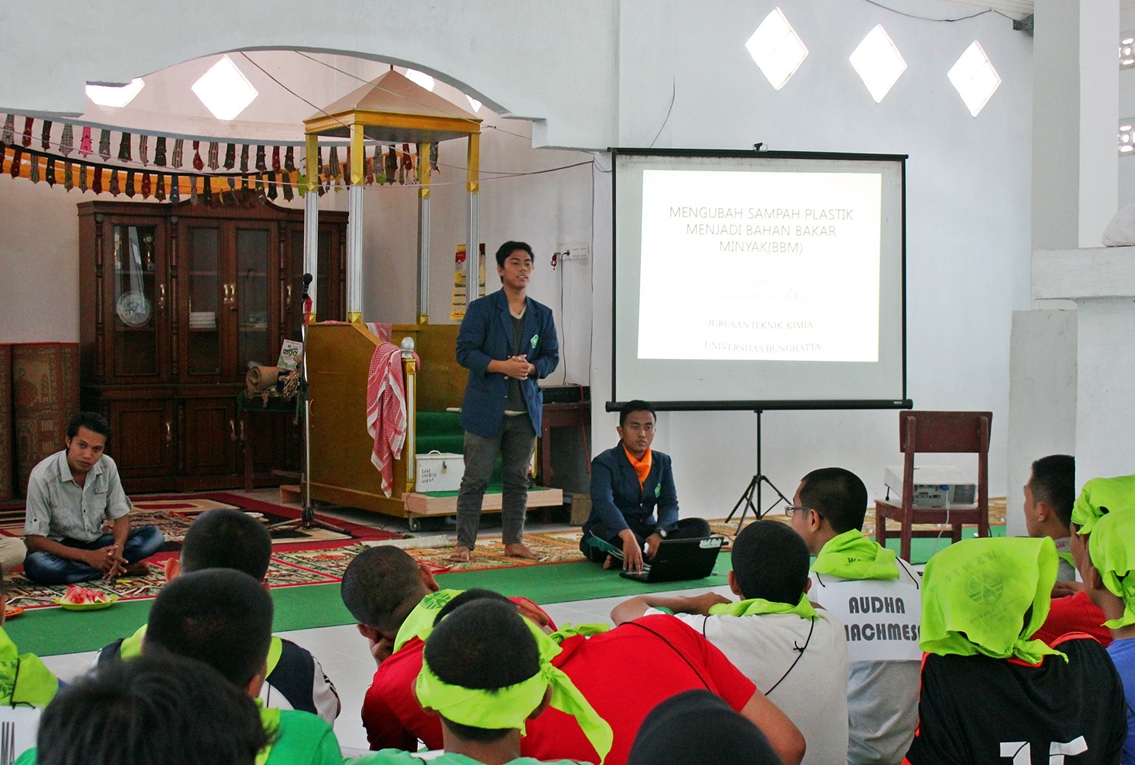 mahasiswa_teknik_kimia_universitas_bung_hatta_melakukan_penyuluhan_saat_wkmtk