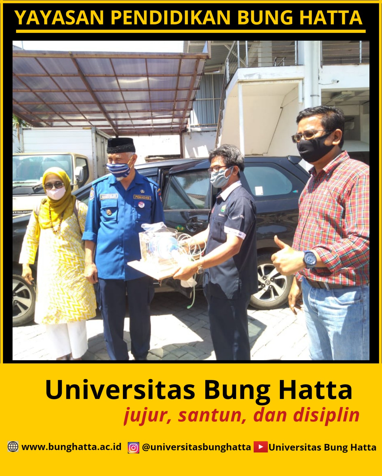 Universitas Bung Hatta Bekerja Sama dengan Koperasi SMR Serahkan Bantuan Bilik Disinfektan kepada Wali Kota Padang