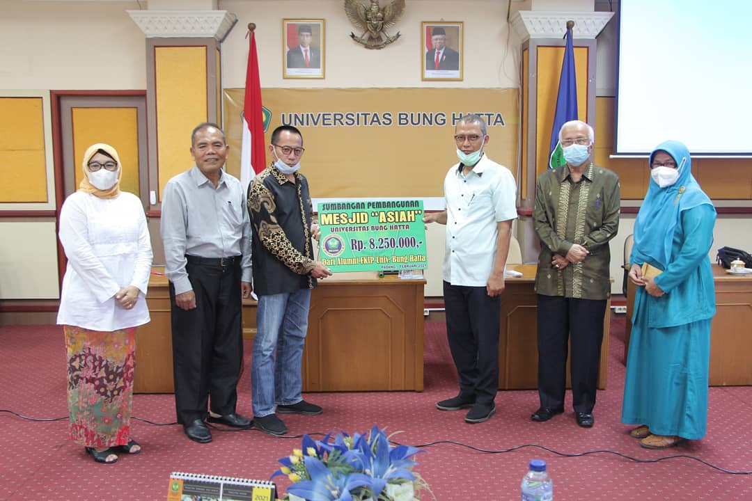 siluni_fkip_universitas_bung_hatta_serahkan_sumbangan_untuk_pembangunan_masjid_asiah