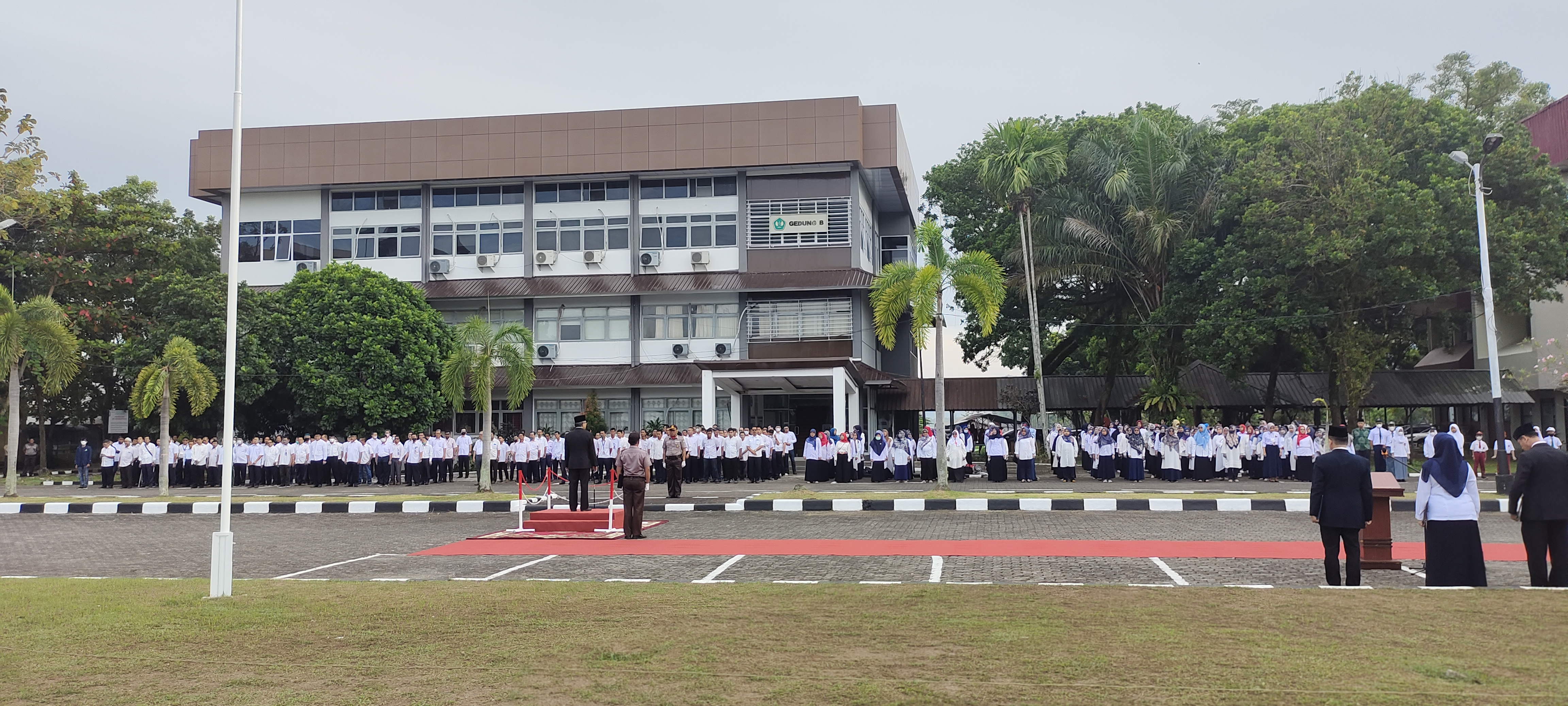 Peringati HUT RI ke-77, Civitas Akademika Universitas Bung Hatta Ikuti Upacara Bendera