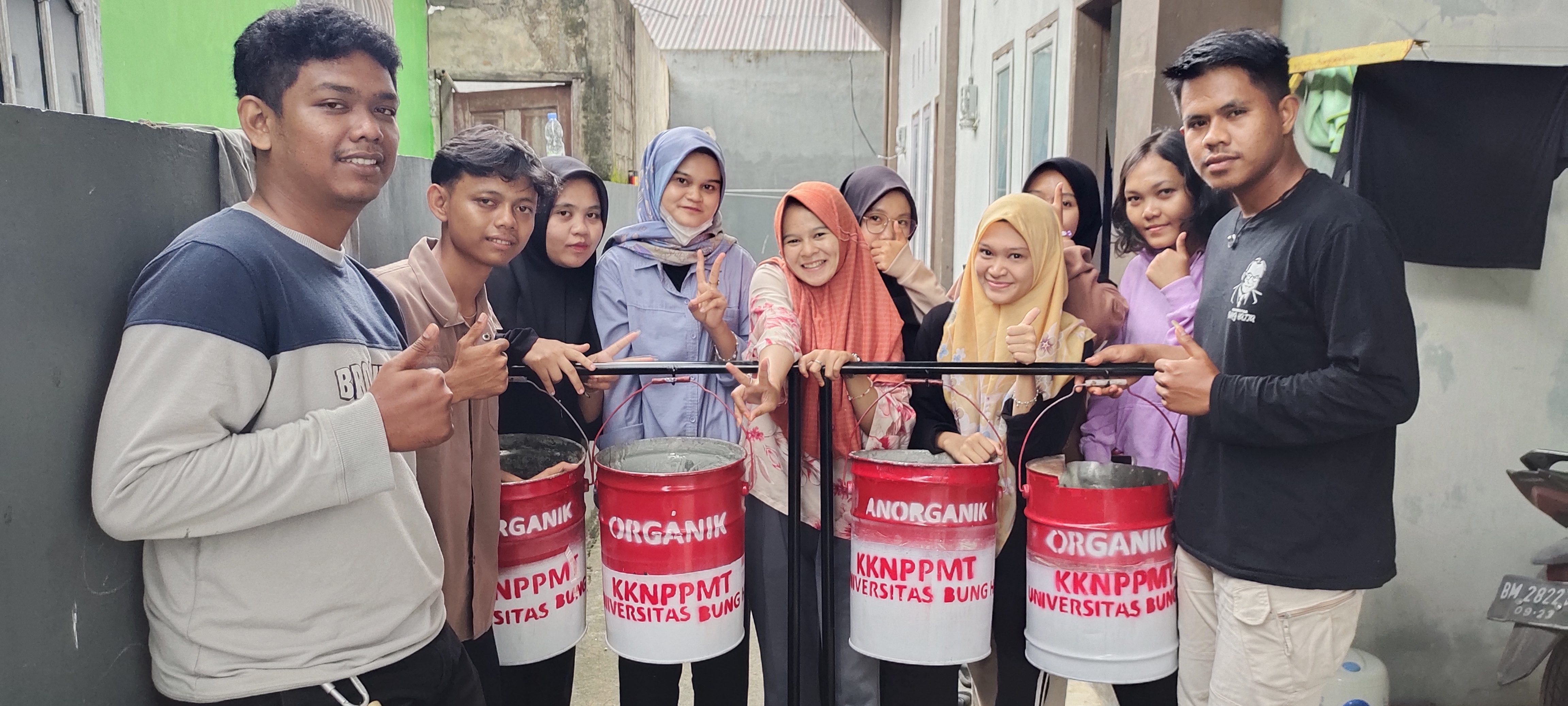 Mahasiswa KKN PPM Desa Binaan Kampung Jua Nan XX Berdayakan Sampah Jadi Benda Tepat Guna