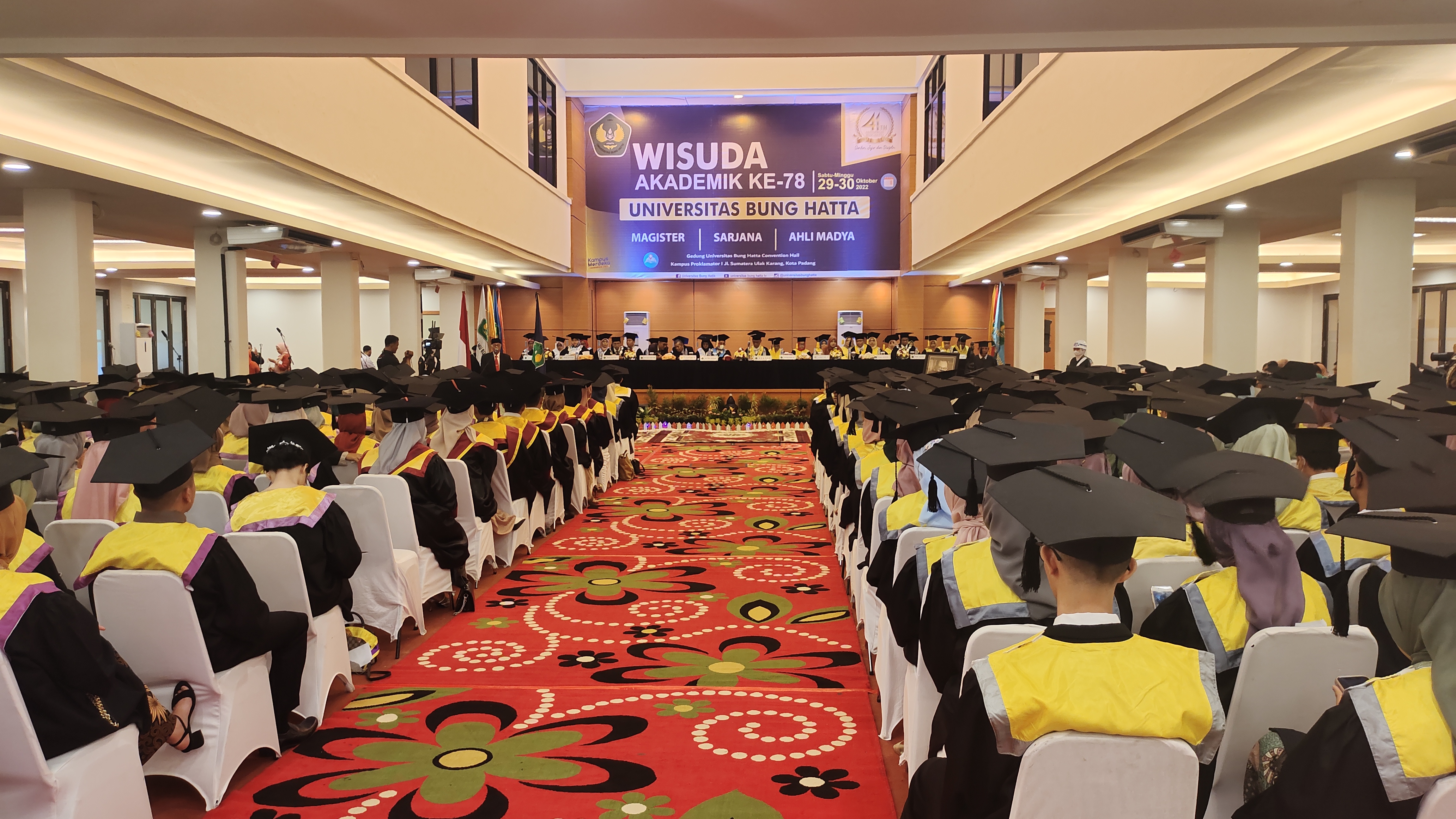 Rektor Universitas Bung Hatta Melantik 824 Wisudawan: Lulusan Berkualitas, Siap Berkiprah di Dunia Kerja, Industri, dan Usaha.