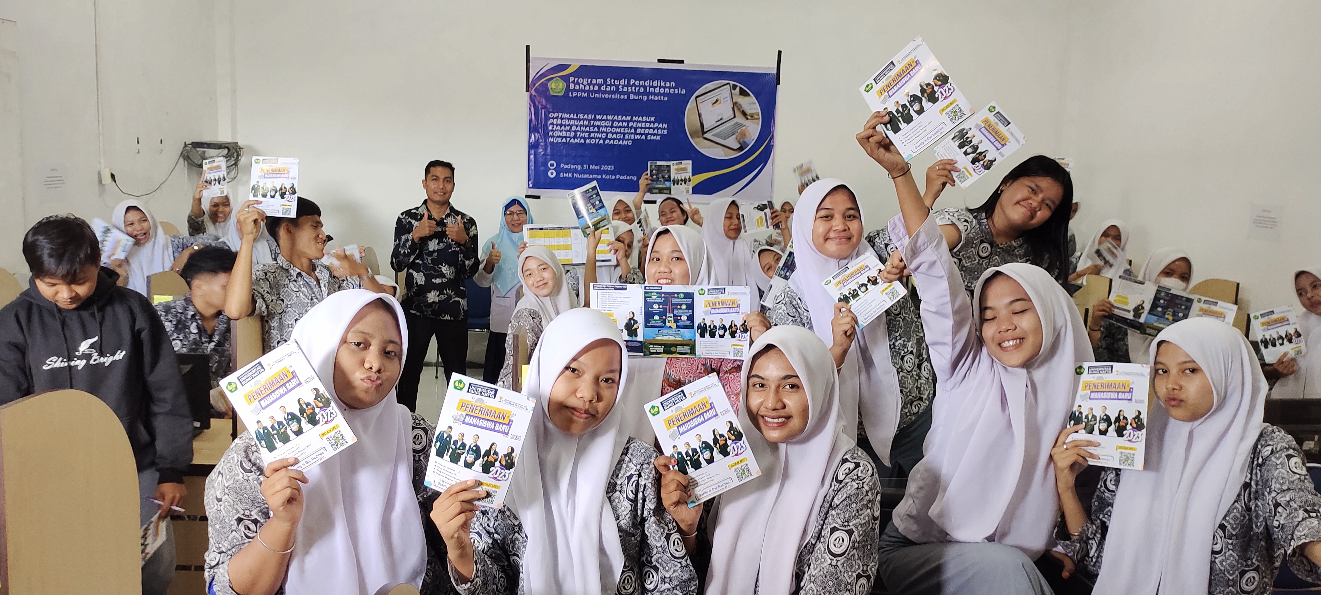 Tim PKM Pindo FKIP Universitas Bung Hatta bagi Wawasan Masuk Perguruan Tinggi dan Terapkan Konsep The King bagi Siswa SMK Nusatama Kota Padang 