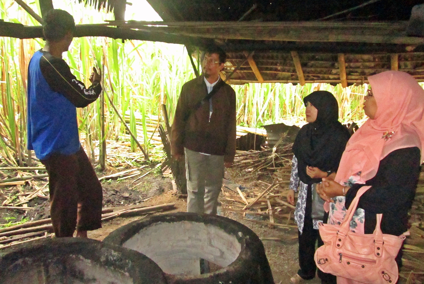 dosen_teknik_kimia_universitas_bung_hatta_kunjungan_industri_pembuatan_gula_merah