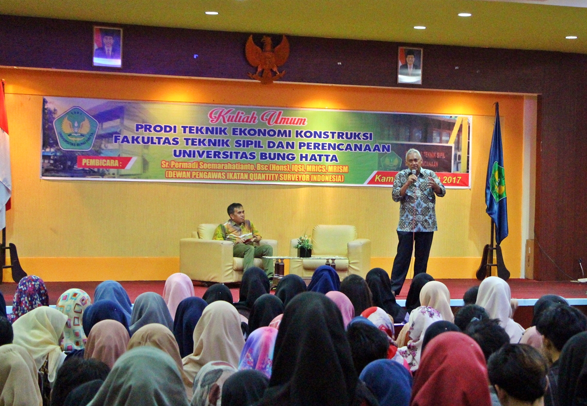 dewan_pengawas_ikatan_qs_indonesia_beri_kuliah_mahasiswa_teknik_ekonomi_konstruksi_