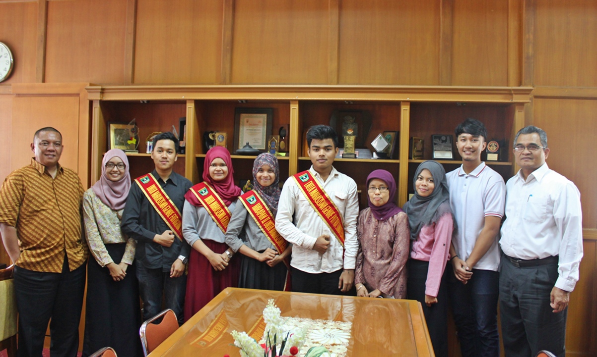 Universitas Bung Hatta Sabet 4 Piala dalam Pemilihan Duta GenRe 2015
