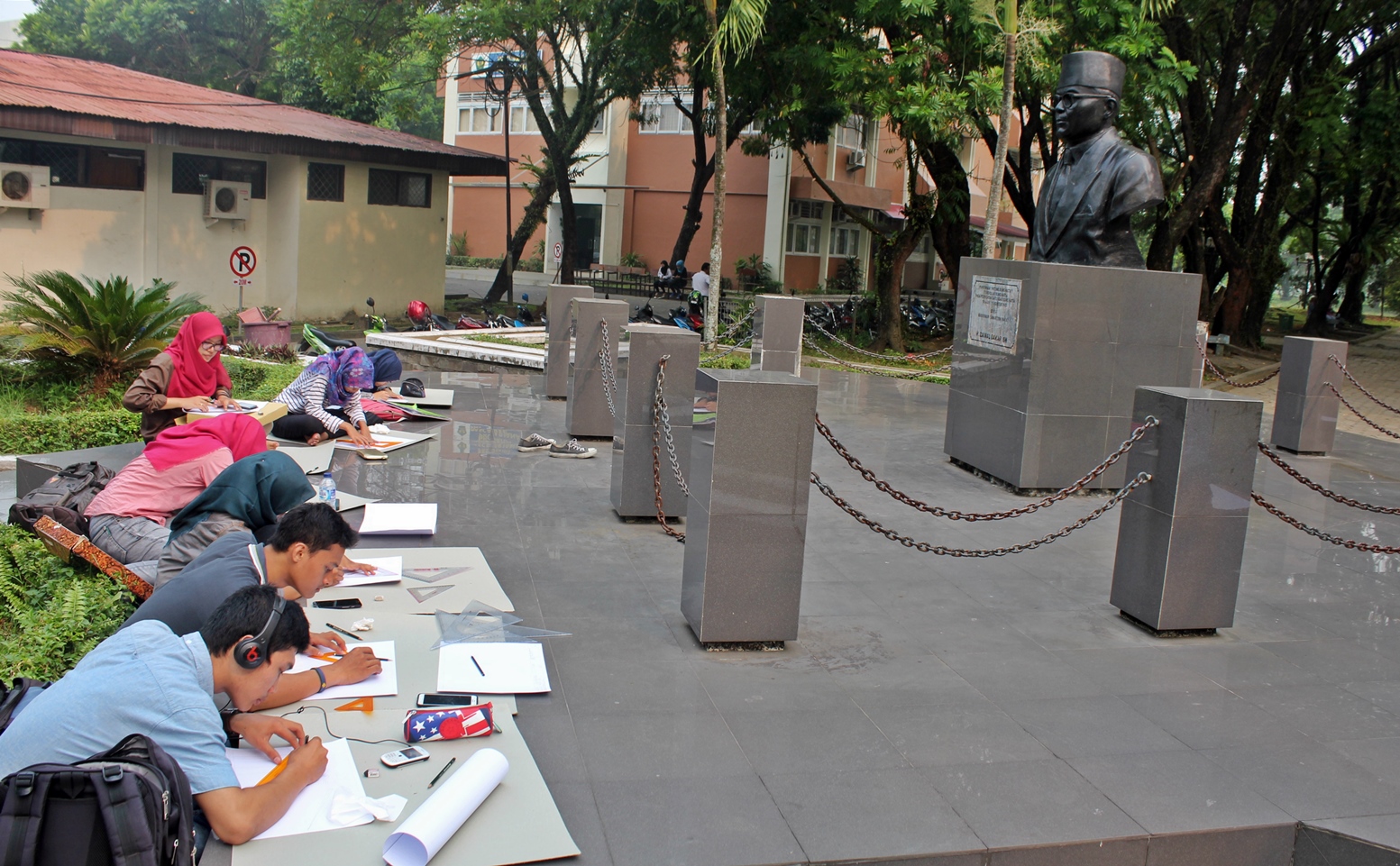 Mahasiswa Teknik Arsitektur Praktik Menggambar Gedung di Kampus