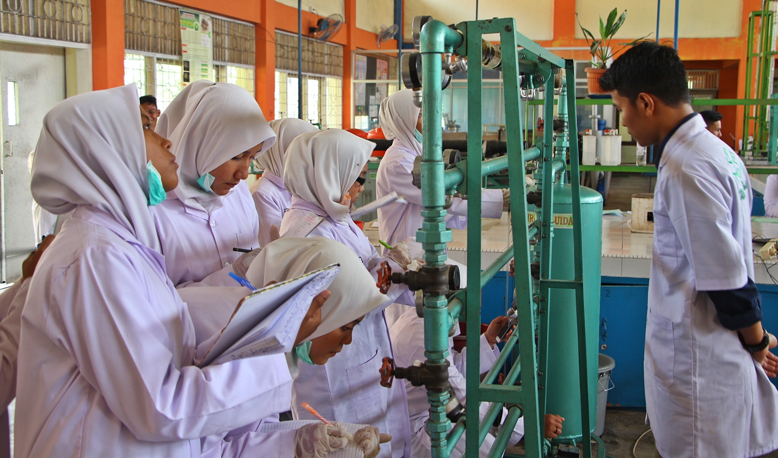 pelajar_smkn_1_koto_besar_dharmasraya_praktikum_di_laboratorium_teknik_kimia_universitas_bung_hatta