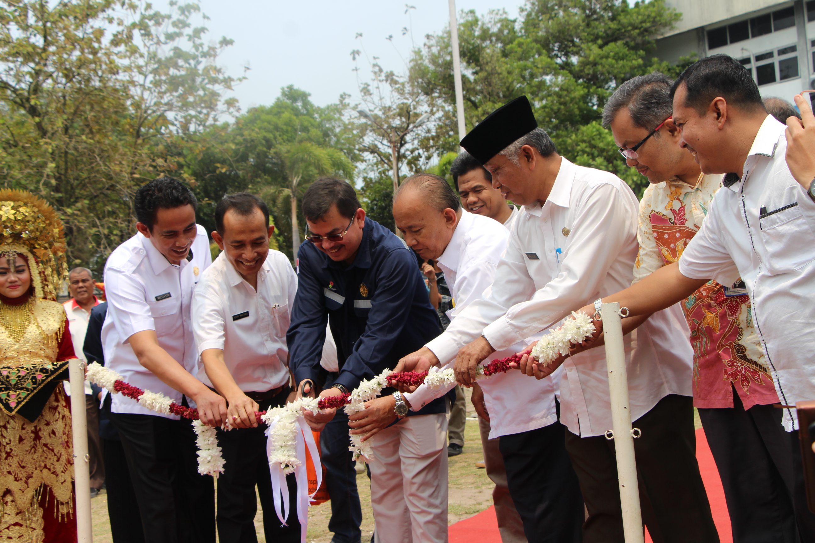 Rektor dan Jajaran Universitas Hadiri Peresmian Penerangan Jalan Umum Tenaga Surya (PJU-TS) wilayah Sumatra Barat 