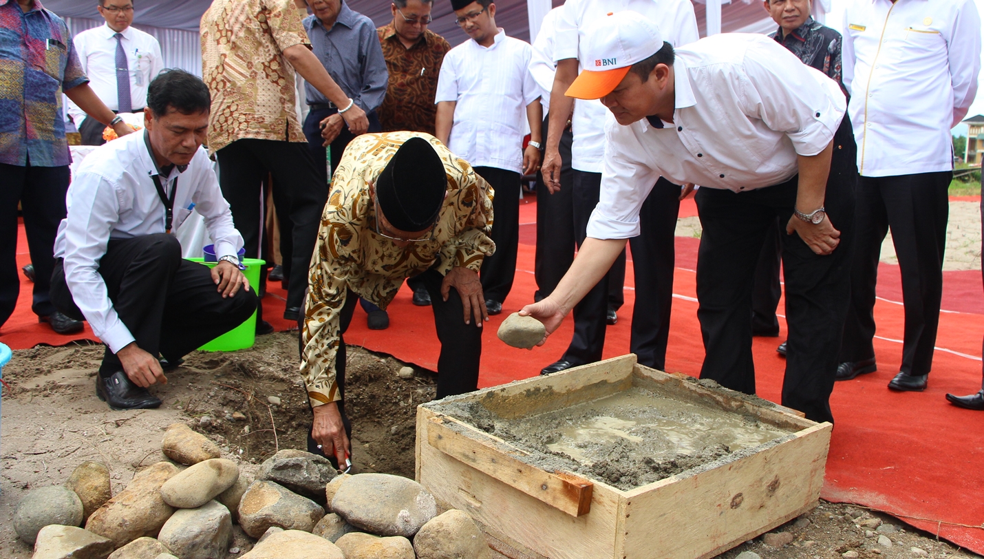Peletakan Batu Pertama Masjid Banoeidah Universitas Bung Hatta di Kampus Proklamator II