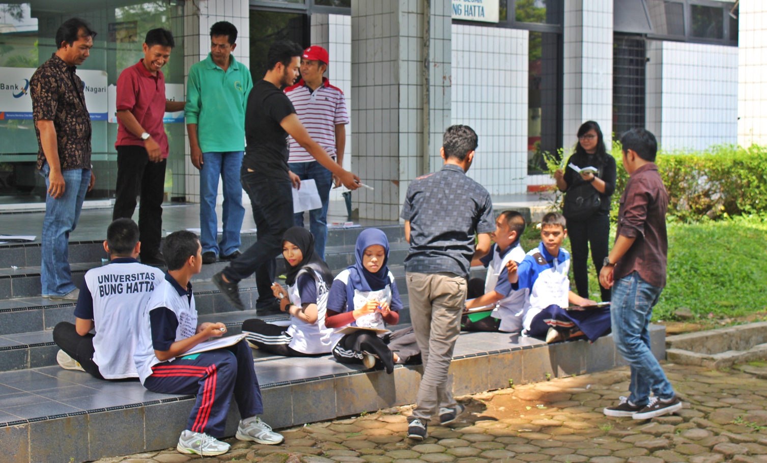 mahasiswa_teknik_ekonomi_konstruksi_melakukan_kegiatan_outbond