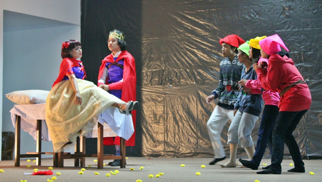 mahasiswa_sastra_inggris_universitas_bung_hatta_tampilkan_drama_on_stage_