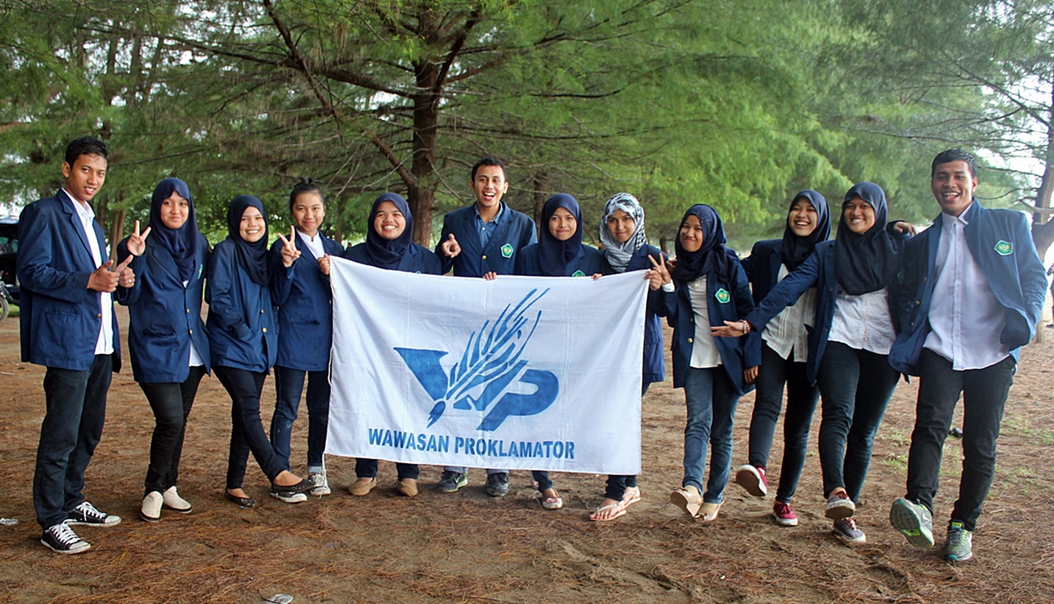 12_wartawan_baru_ukm_wawasan_proklamator_resmi_dilantik_di_pantai_pasie_jambak