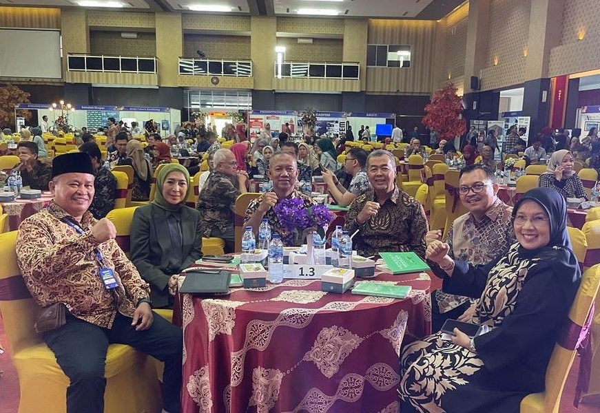 rektor_universitas_bung_hata_dan_148_rektor_se-indonesia_hadiri_kampus_merdeka_fair_2024_