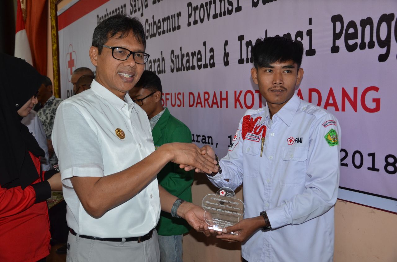 ksr-pmi_proklamator_universitas_bung_hatta_terima_penghargaan_instansi_penggerak_donor_darah_sukarela