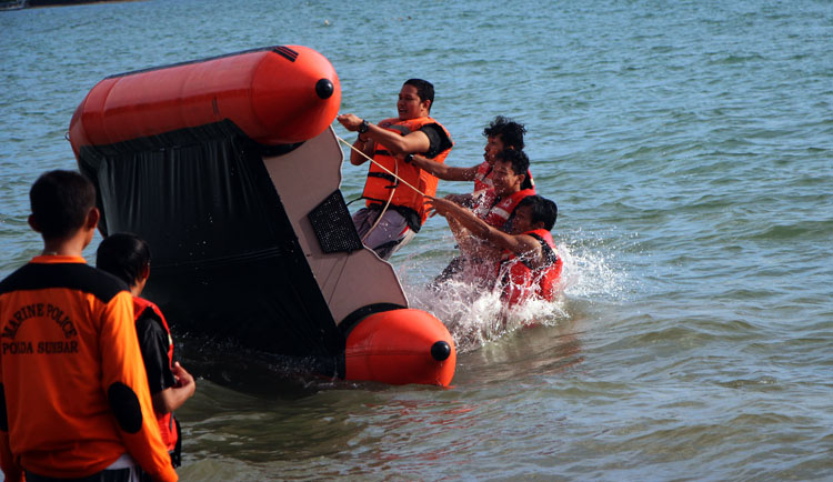 perahu_karet_terbalik