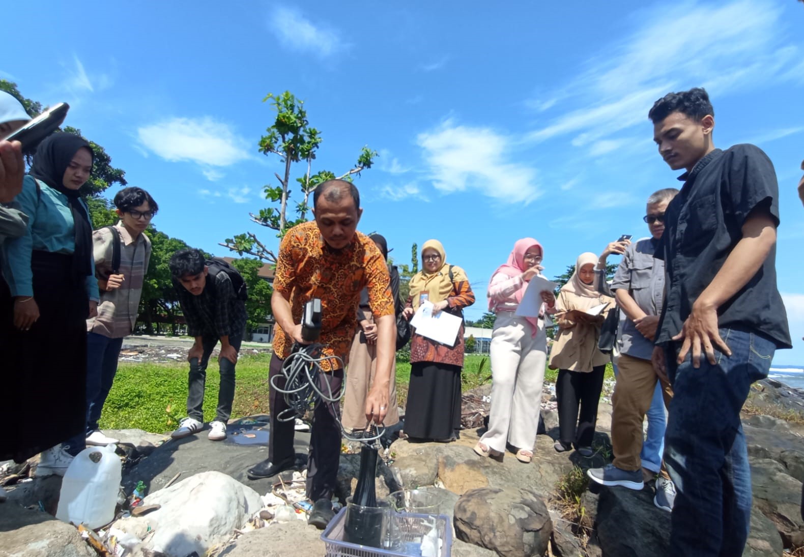 puluhan_mahasiswa_fpik_universitas_bung_hatta_ikuti_pratikum_mobile_laboratorium_lldikti_x