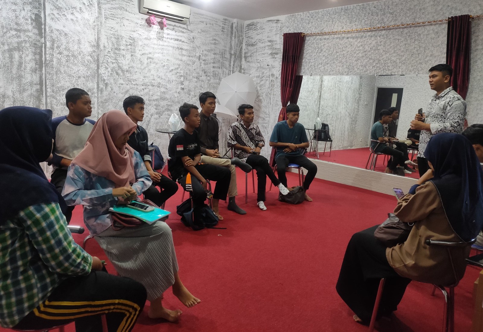 Guru dan Siswa SMAN 7 Padang, Belajar Pembuatan Film Pendek di Laboratorium Bahasa dan Studio FIB  