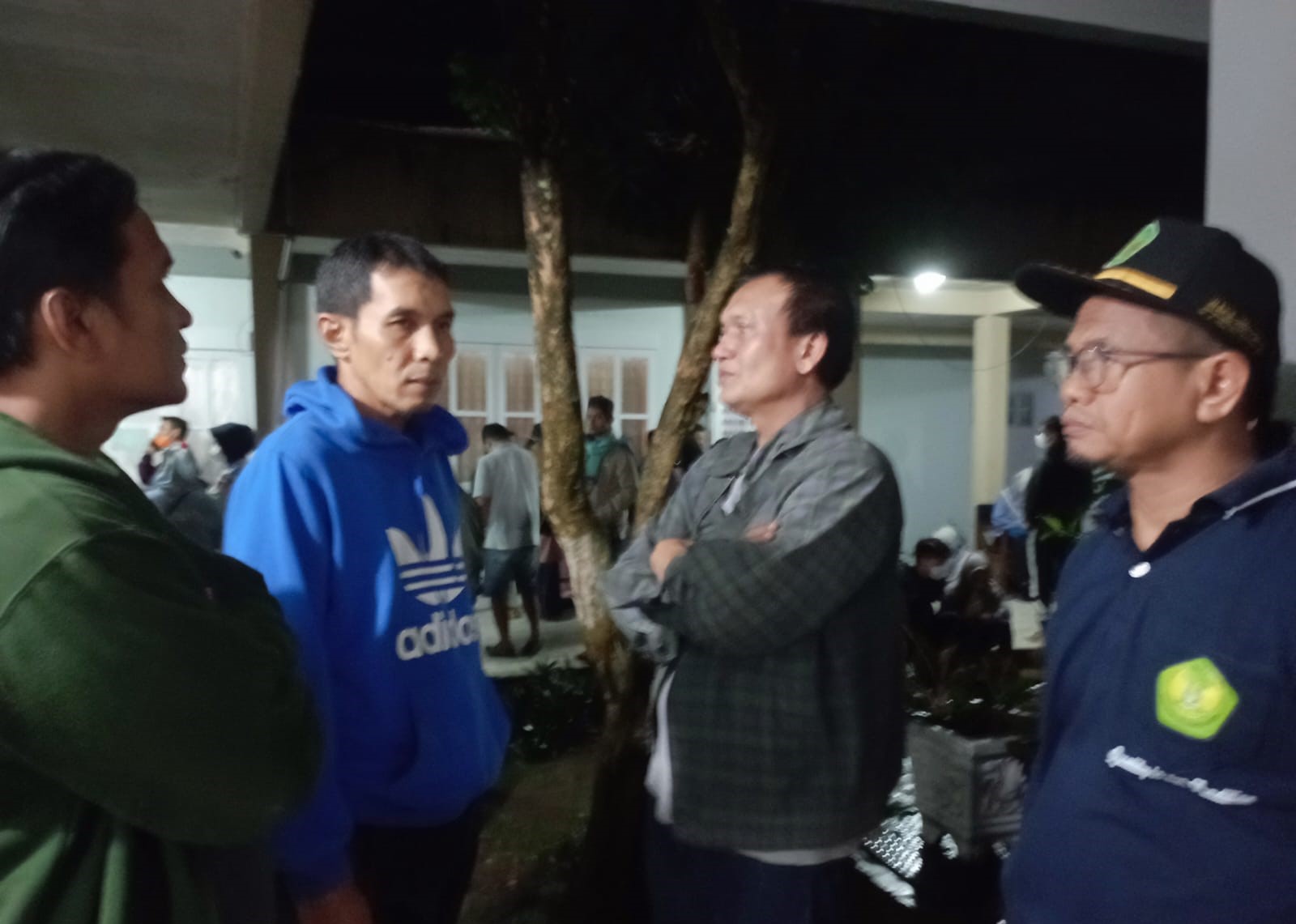 Selama Proses Evakuasi Berlangsung, Pimpinan Universitas Bung Hatta Dampingi Keluarga Mahasiswa Korban Erupsi Gunung Marapi