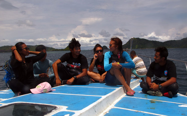 Bersama Diving Proklamator  Nadine Chandrawinata Selami  Kapal Tenggelam MV Boelongan Nederland  di Kawasan Mandeh