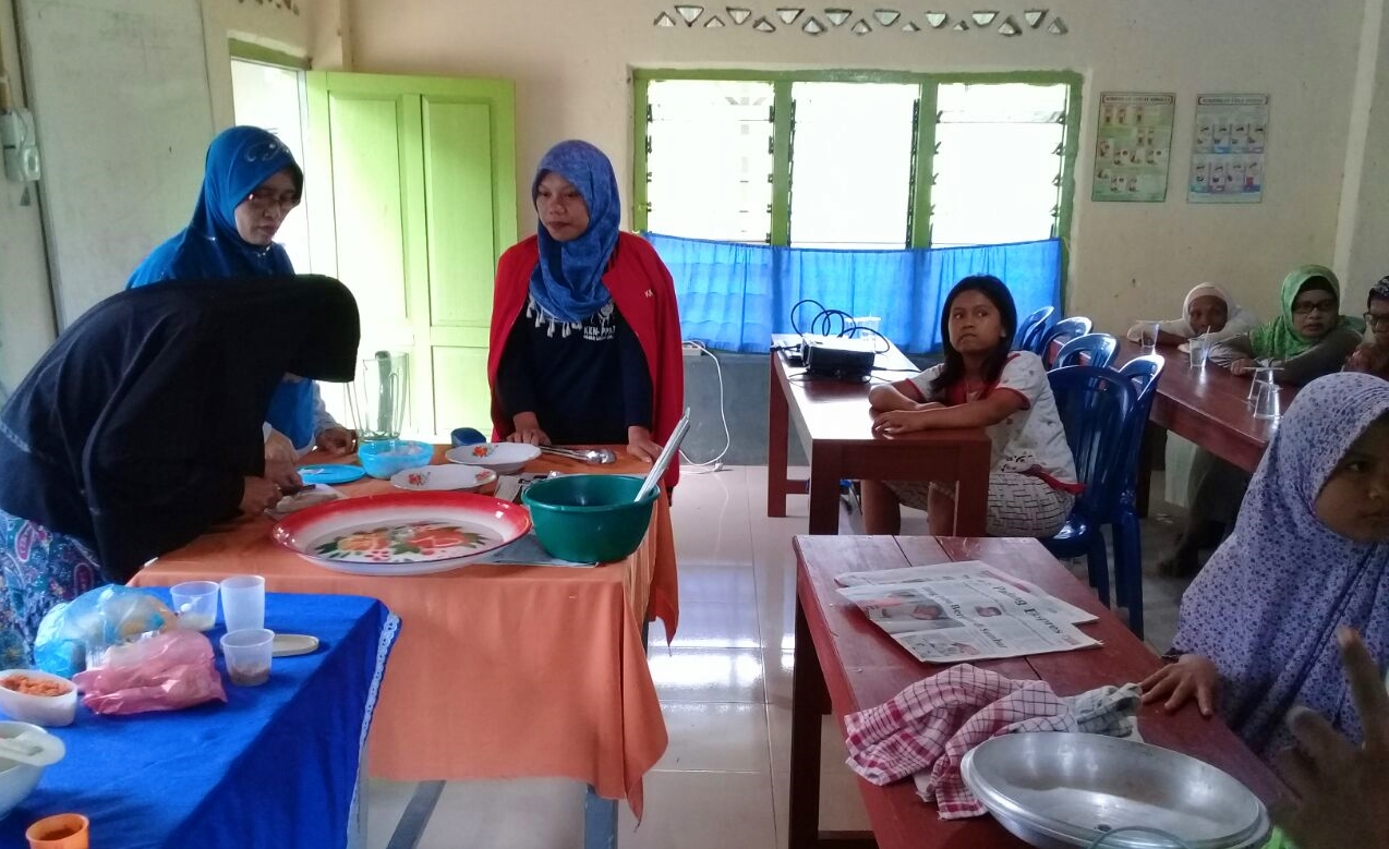 mahasiswa_kkn-ppm_universitas_bung_hatta_latih_masyarakat_buat_makanan_nugget_ikan