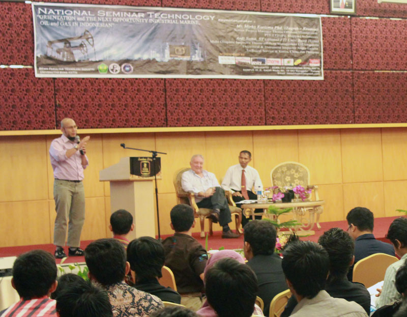 seminar_mahasiswa_fti_ubh:_peluang_karir_di_bidang_oil_dan_gas_sangat_tinggi.