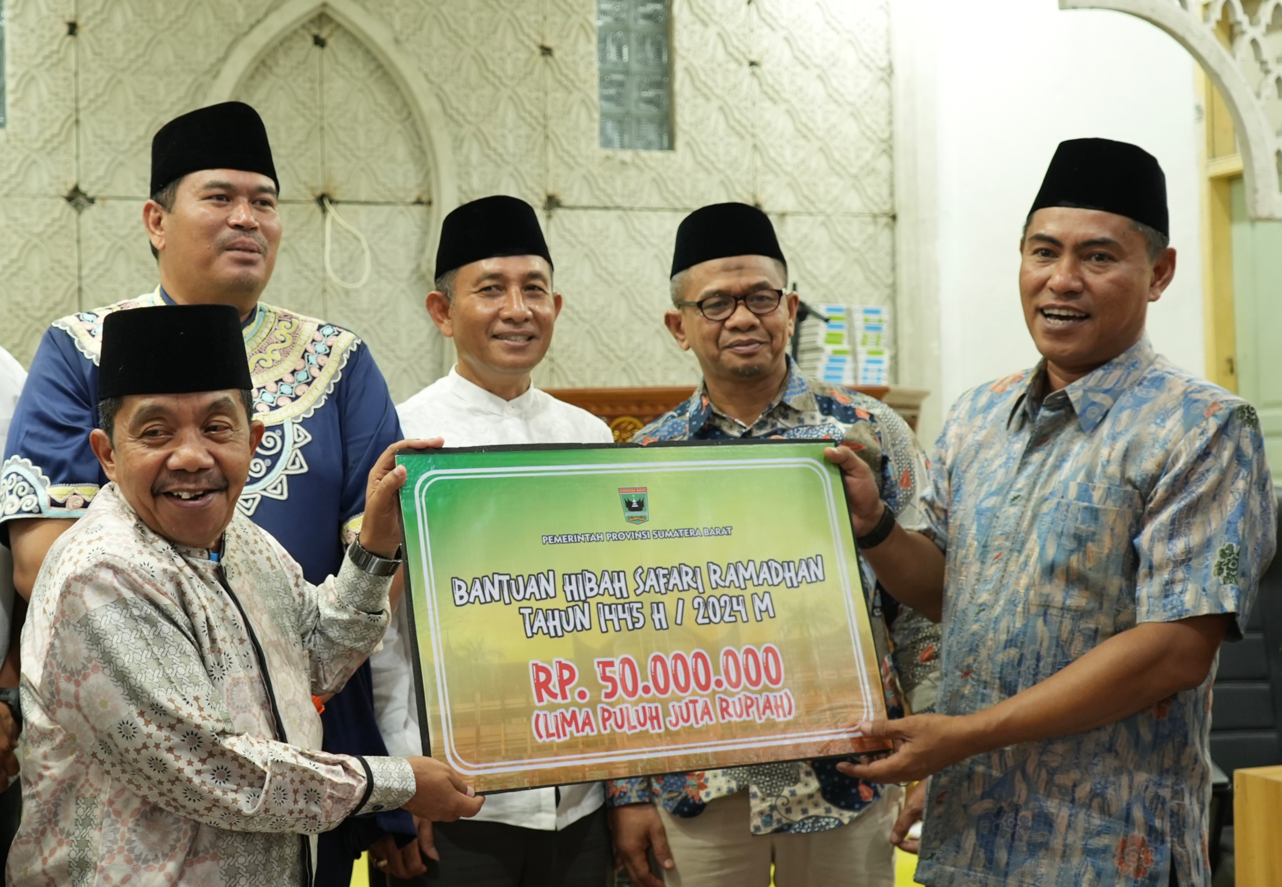 Safari Ramadhan Ke Pariaman, Rektor Universitas Bung Hatta Dampingi Danlantamal II Padang Serahkan Bantuan 
