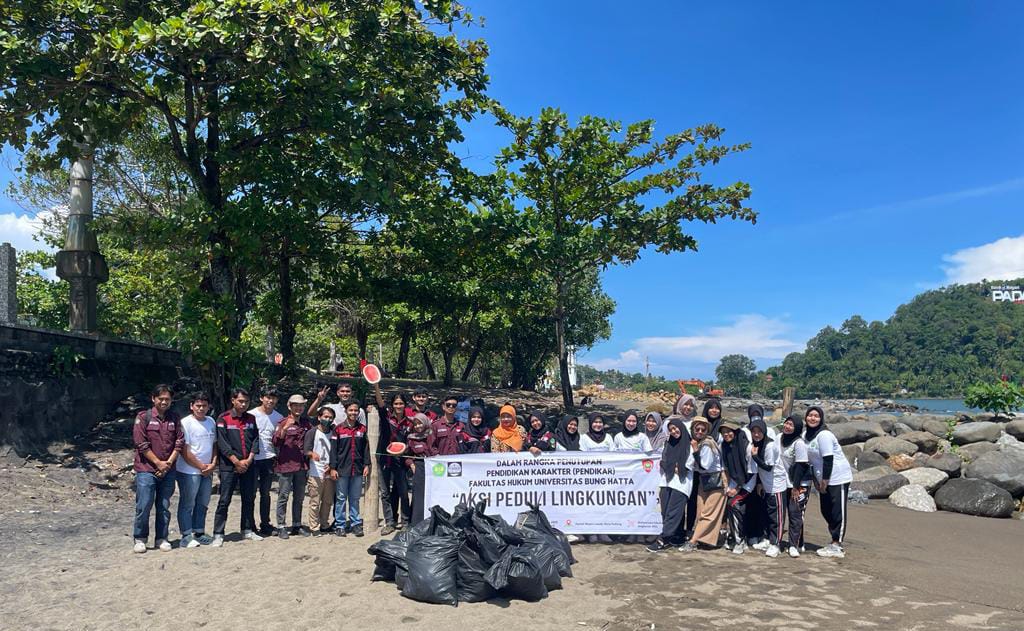 Peduli Lingkungan, Mahasiswa  Fakultas Hukum,Kumpulkan Belasan  Kantong Sampah Pantai Muaro Lasak