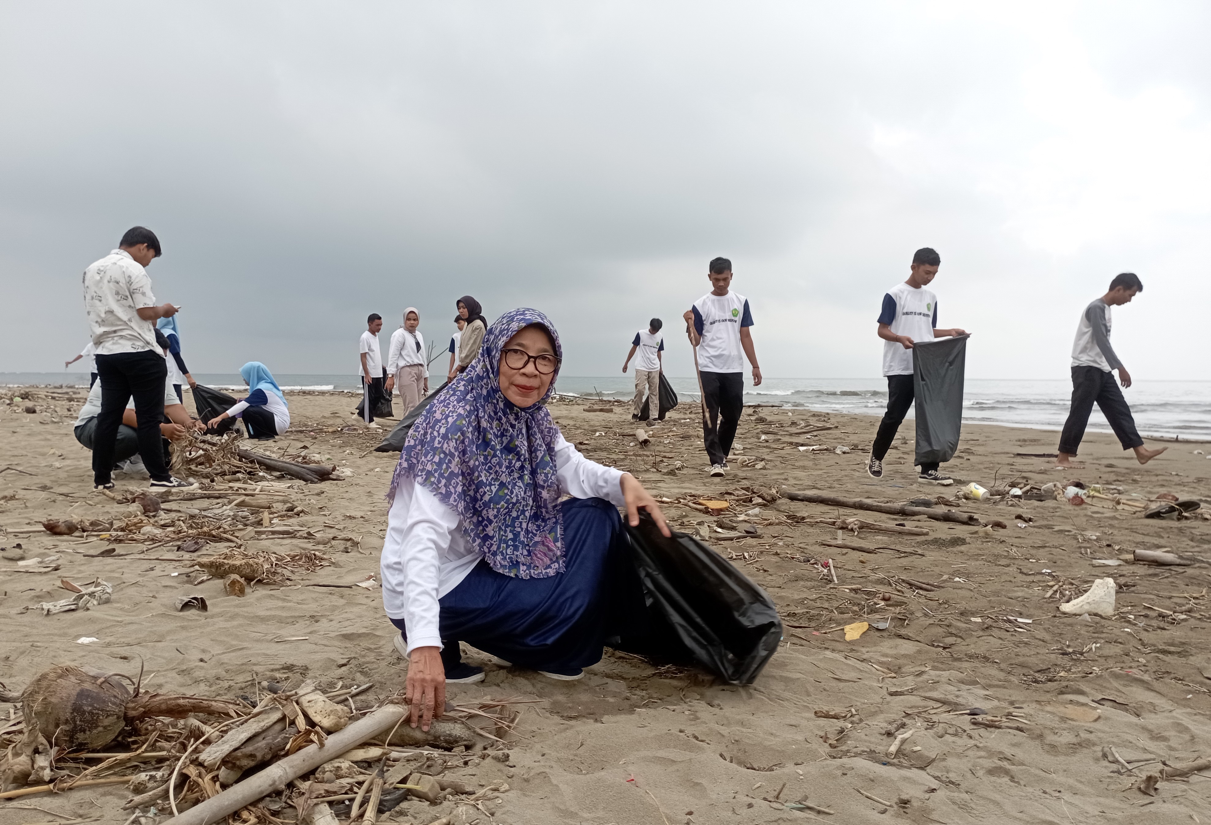 PENDIKAR FPIK Universitas Bung Hatta Gelar Aksi Bersih Pantai Bung Hatta 