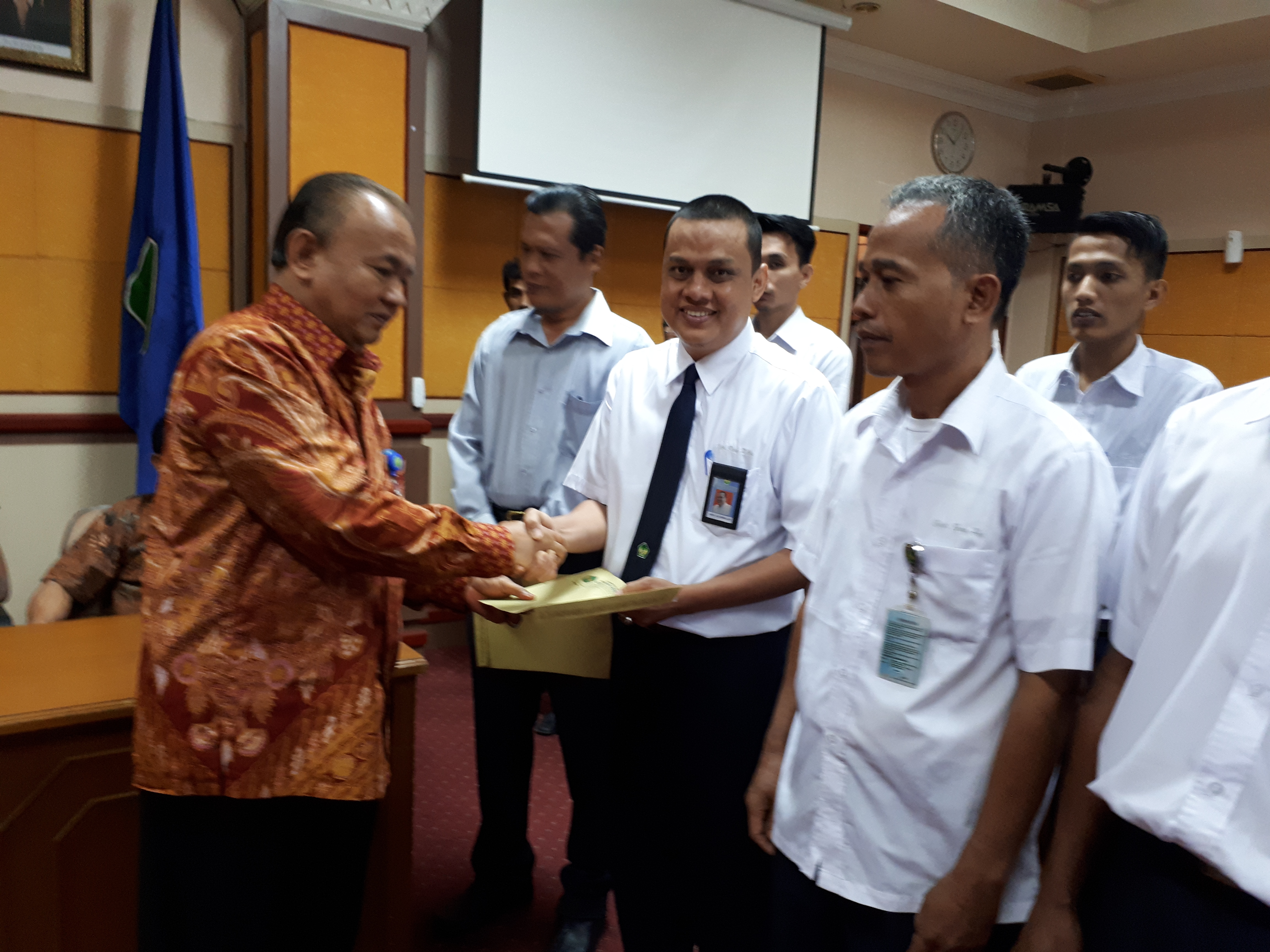 rektor_universitas_bung_hatta_serahkan_sk_perubahan_status_dosen_dan_tenaga_kependidikan