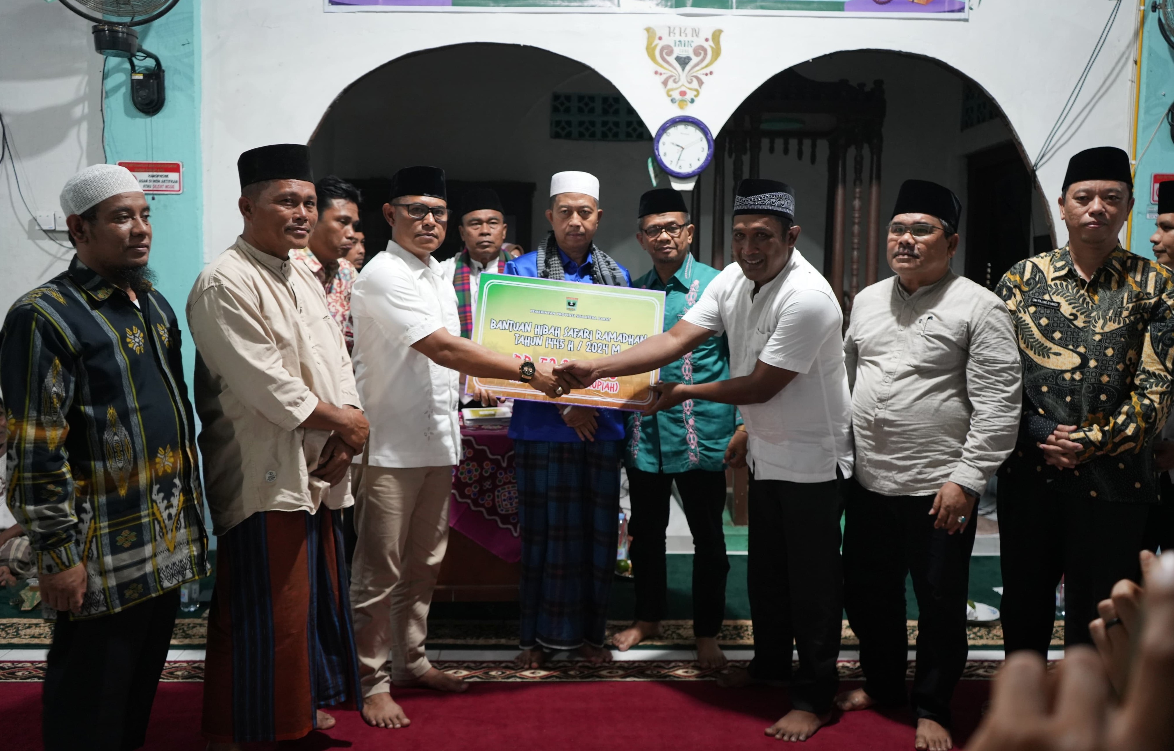 Tim Safari Ramadhan VIII, Salurkan Bantuan ke Masjid Nurut Taqwa Pasaman Barat