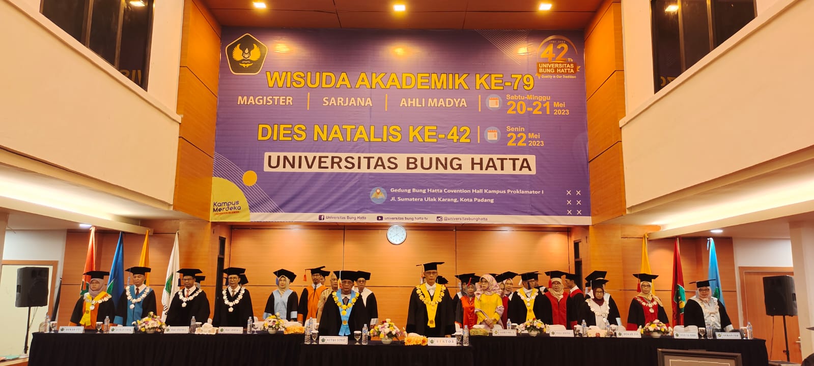 Rektor Resmi Lantik Wisudawan ke-79 Universitas Bung Hatta