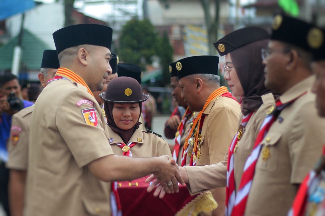 fifi_septiana_s.h,_m.h._kebid_kepatuhan_dan_manajemen_risiko_spi_terima_lencana_dharma_bakti