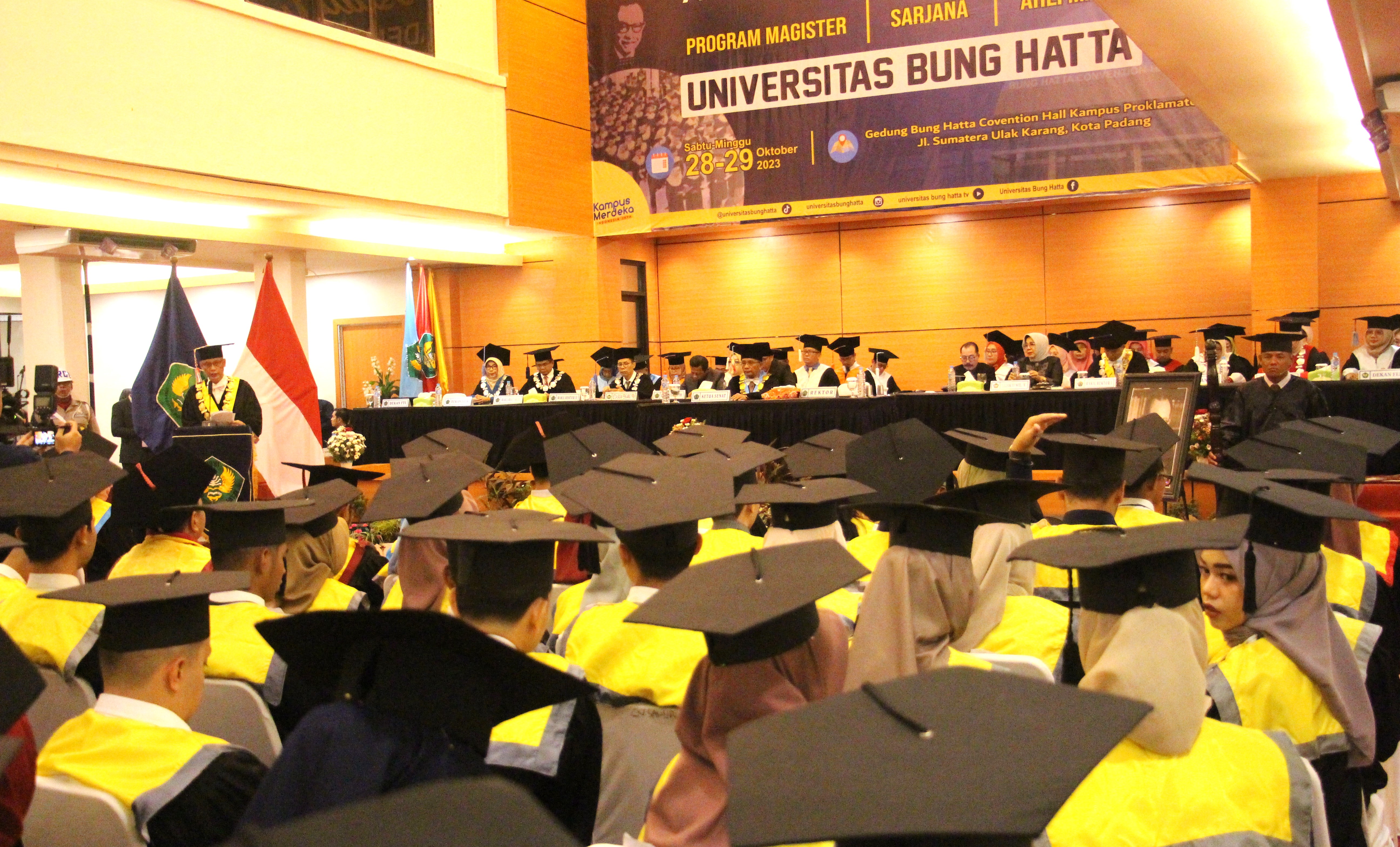 Di Hari Peringatan Sumpah Pemuda, Rektor Universitas Bung Hatta Lantik 905 Orang Wisudawan