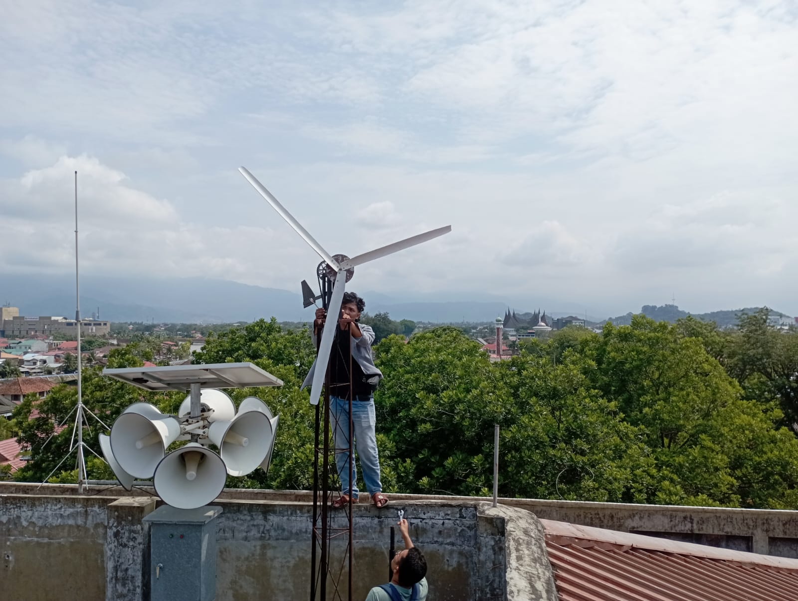 Memanfaatkan Energi Angin, Mahasiswa FTI Universitas Bung Hatta Rancang Pembangkit Listrik Tenaga Bayu 